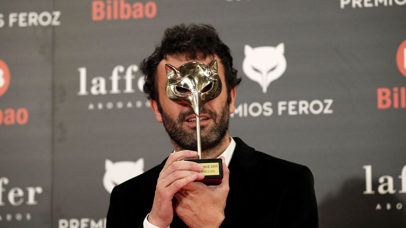 Foto: Rodrigo Sorogoyen con la estatuilla del Premio Feroz en 2018. (EFE/Luis Tejido)