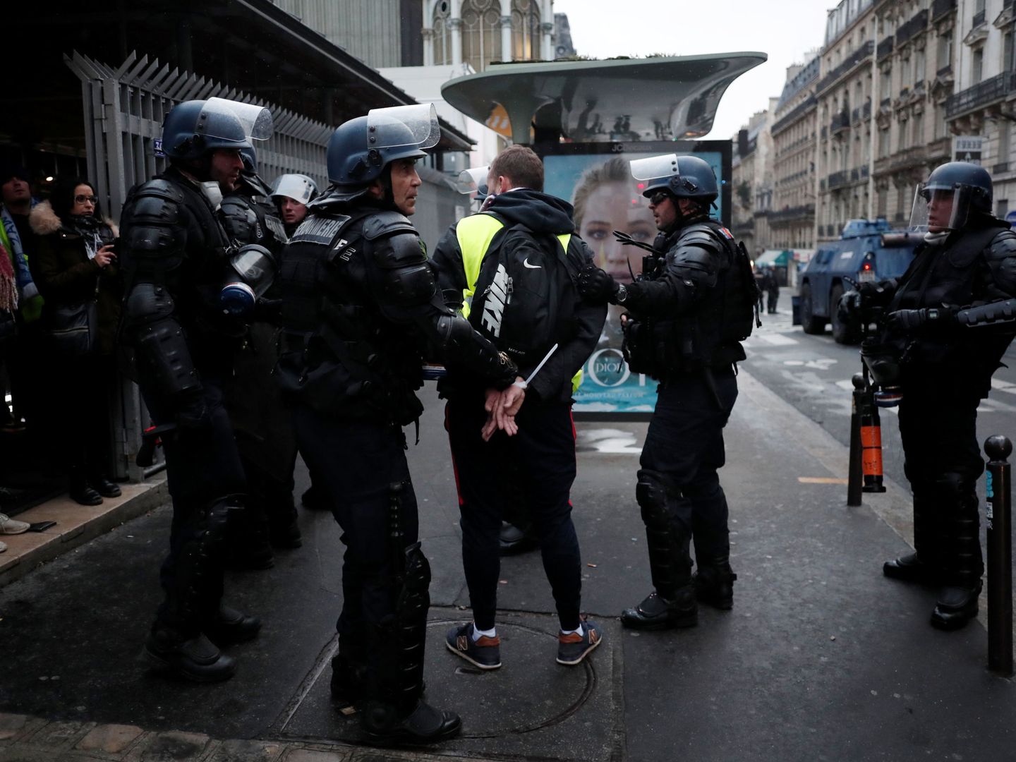 Agentes detienen a un manifestante durante la protesta de los chalecos amarillos en París. (Reuters)