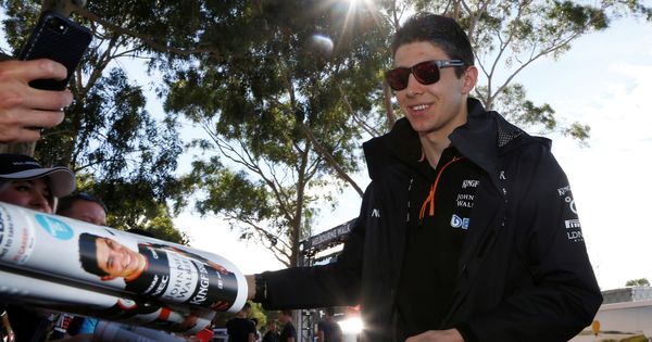 Foto: Ocon, firmando autógrafos en el Gran Premio de Australia. (REUTERS)
