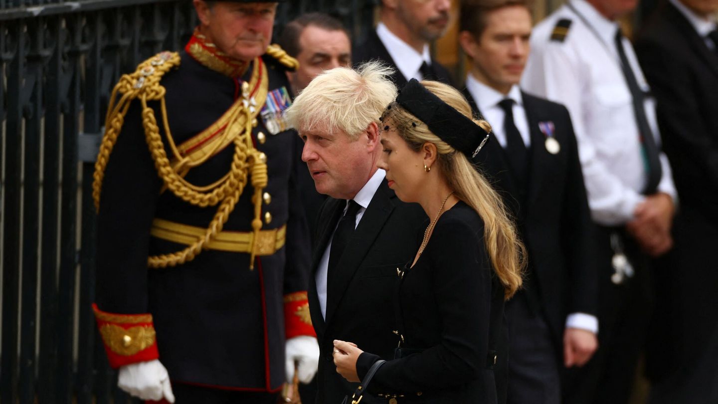 Boris y Carrie Johnson llegando al templo. (Reuters)