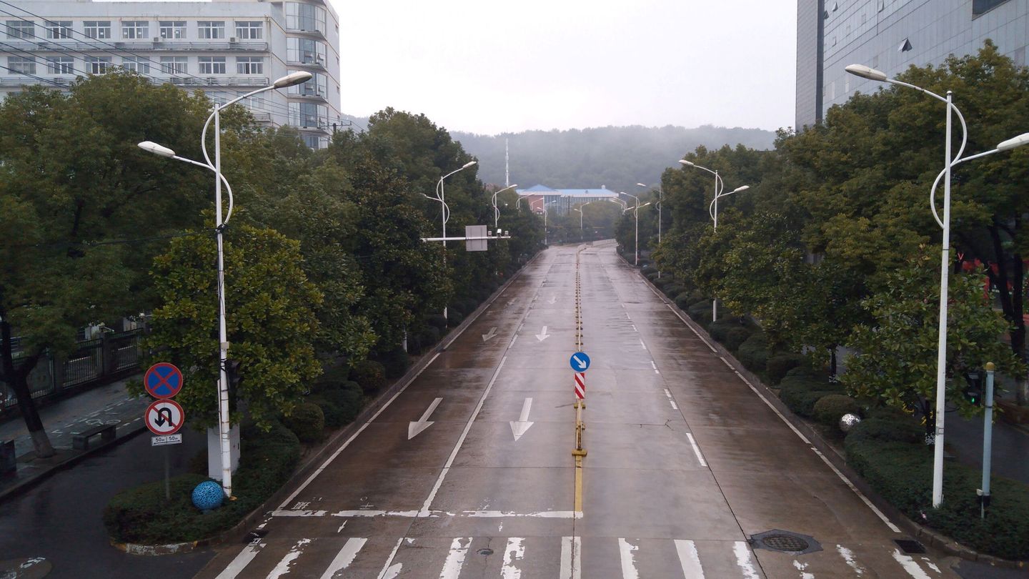 Una de las calles de Wuhan, totalmente vacía. (Reuters)