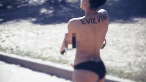 El desnudo de Erykah Badu donde asesinaron a JFK abre la polémica