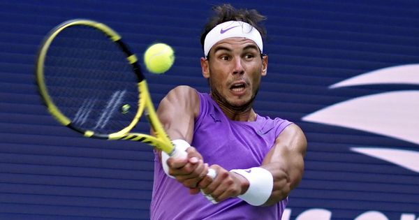 Foto: Rafa Nadal golpea una bola durante un partido del US Open. (EFE)