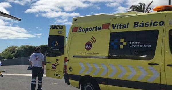 Foto: Los servicios de emergencias llevaron a la mujer a un hospital para someterla a una valoración médica (Foto: 112 Canarias)