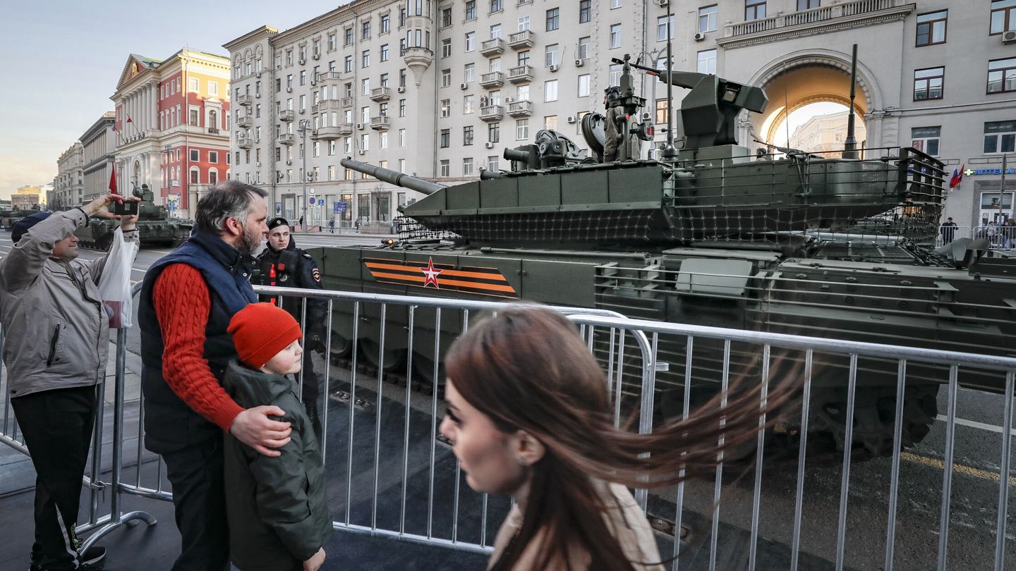 Vehículos militares en la avenida Tverskaya en Moscú durante los preparativos para el Día de la Victoria en Moscú el 9 de mayo. (EFE/YURI KOCHETKOV)
