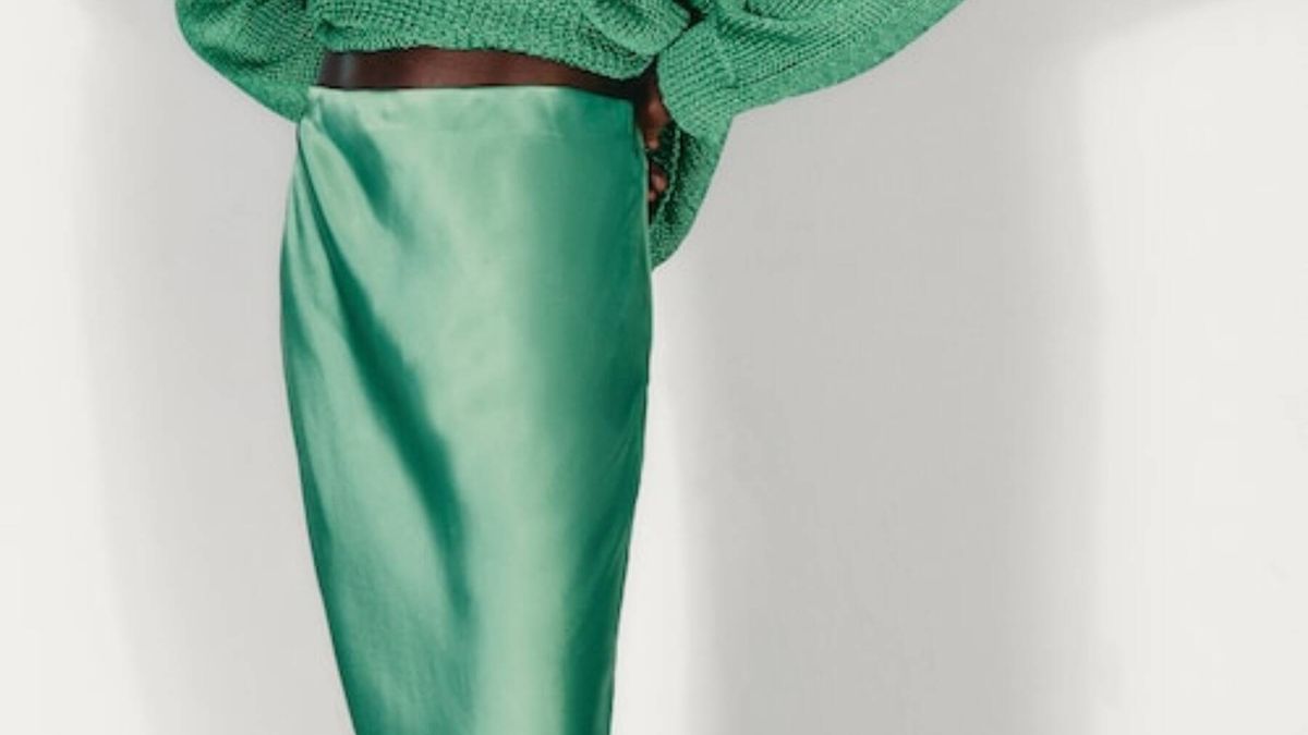 La nueva falda satinada de Massimo Dutti es un sueño de moda hecho realidad