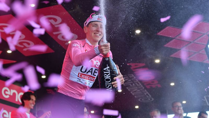 Tadej Pogacar sigue más líder del Giro. (Reuters/Jennifer Lorenzini)