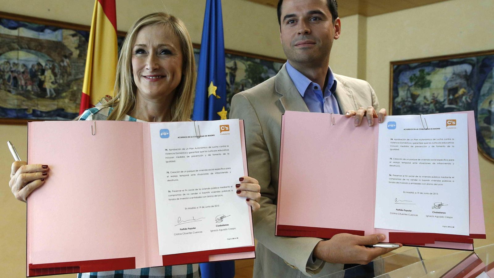 Foto: Cristina Cifuentes e Ignacio Aguado muestran el documento de acuerdo firmado entre sus partidos el pasado 19 de junio (EFE)