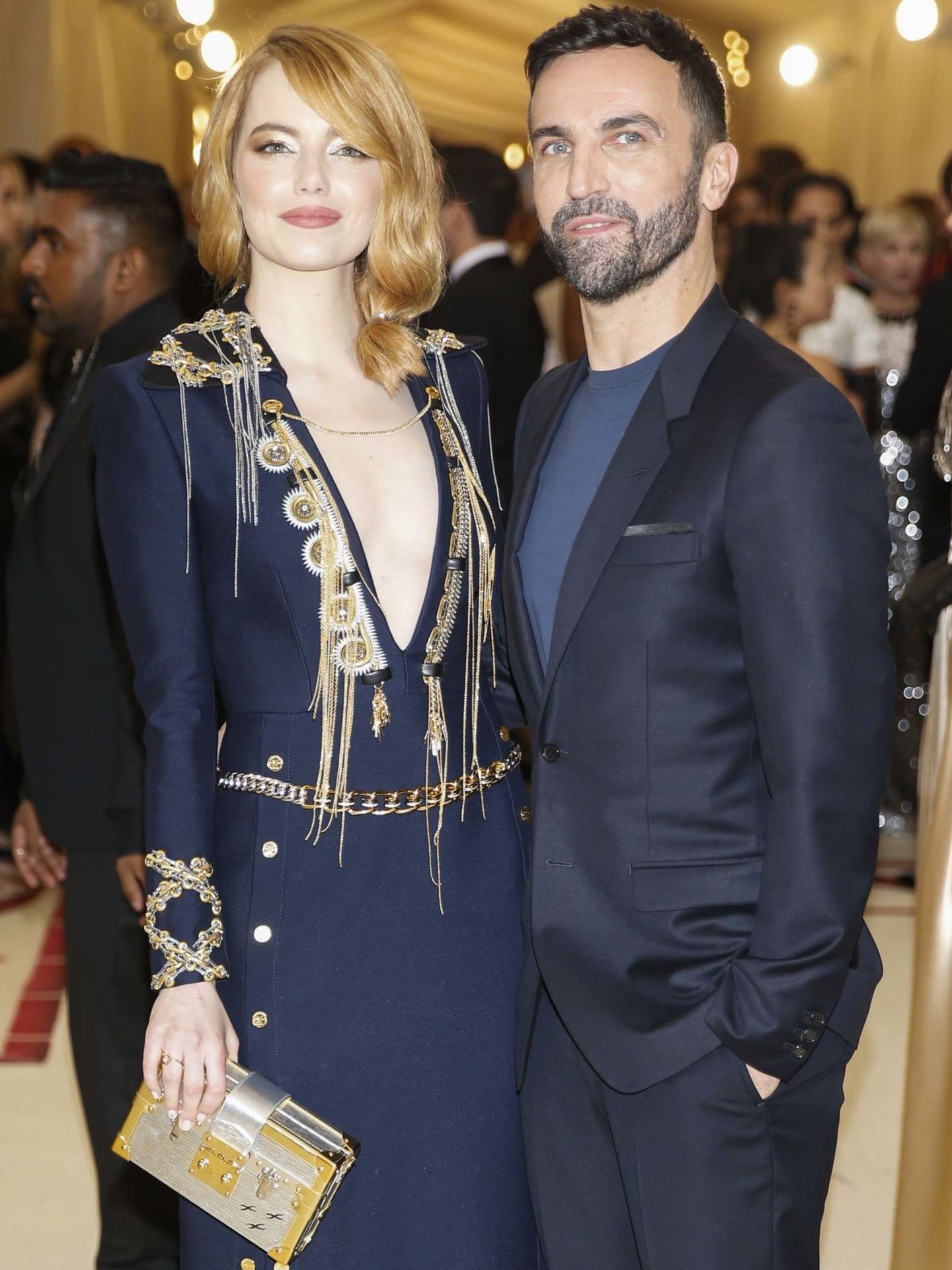 Emma Stone, con Nicolas Ghesquière en la Met Gala del 2018. (Reuters)