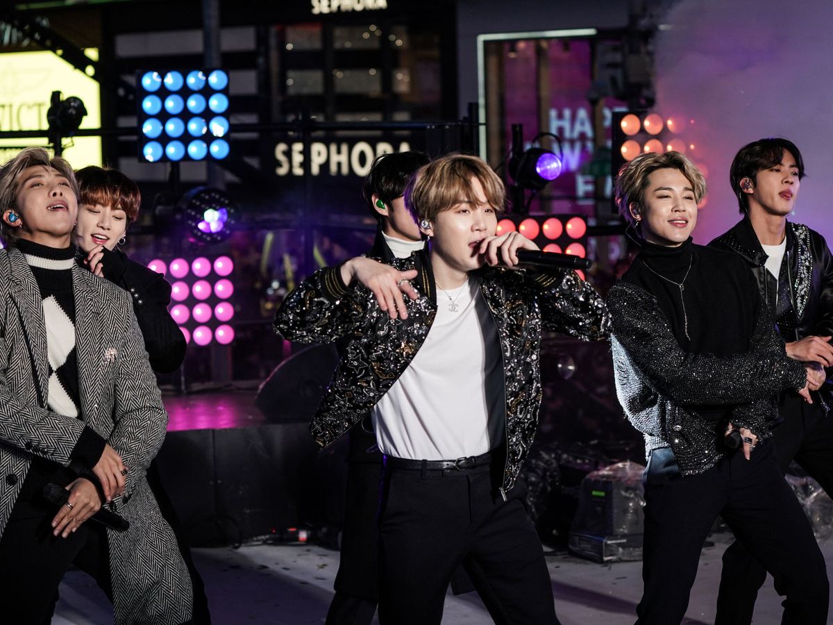 Foto: BTS, durante una actuación de Año Nuevo en Times Square, Nueva York (REUTERS/Jeenah Moon)