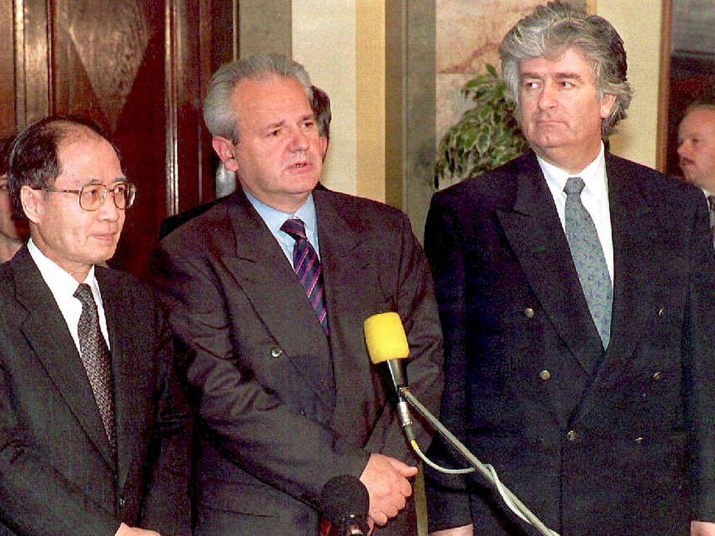 El líder serbo-bosnio Radovan Karadzic, junto al presidente yugoslavo, Slobodan Milosevic, y el enviado especial de la ONU para la antigua Yugoslavia, Yasushi Akashi (izq.), durante la guerra en 1994. (EFE)