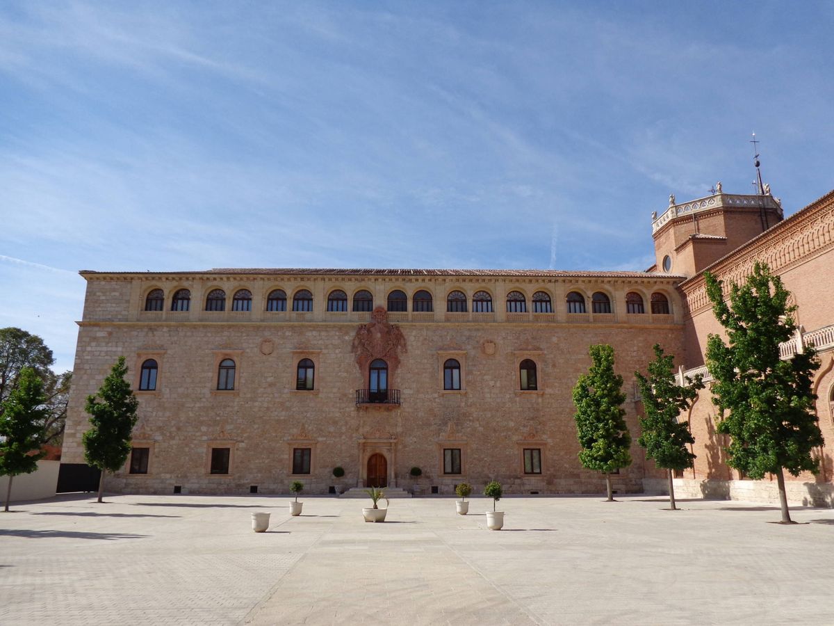 Foto: Fachada principal del Palacio Arzobispal de Alcalá de Henares, donde tuvo lugar uno de los milagros de San Diego de Alcalá.