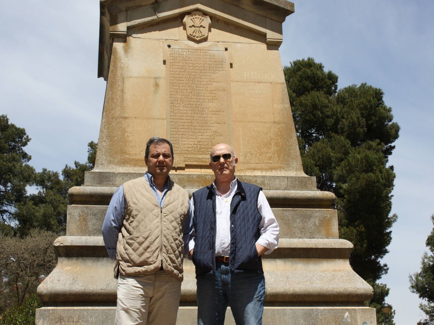 Arturo de la Cruz y Federico Valcárcel esperan que la polémica sirva para restaurar el monumento. (R. M.)