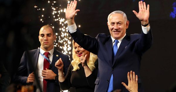 Foto: Benjamin Netanyahu y su mujer reaccionan al conocer los resultados de las elecciones, en Tel Aviv. (Reuters)