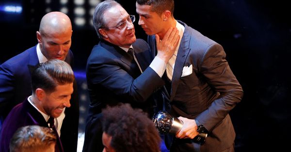 Foto: Florentino Pérez, junto a Cristiano Ronaldo, en una gala donde el portugués recibió el premio The Best. (Reuters)