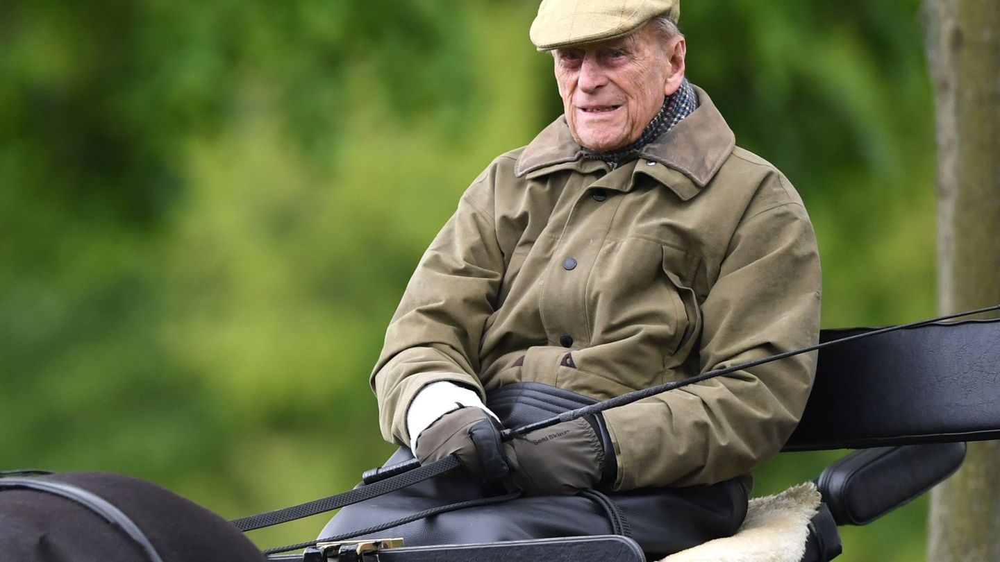 El duque de Edimburgo, asistiendo en coche de caballos al Royal Windsor Horse Show en Windsor. (EFE)