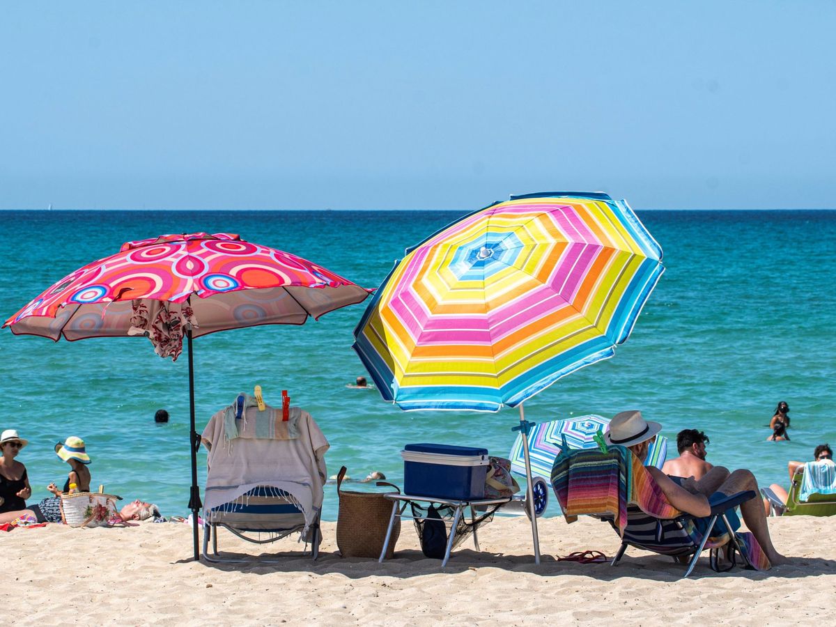 Foto: Varias personas disfrutan de la playa del Arenal de Palma de Mallorca. (EFE)