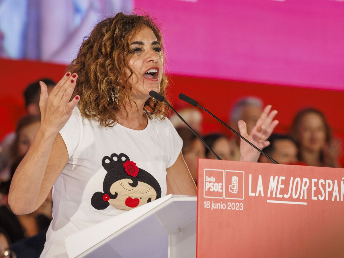 Foto: María Jesús Montero, en un acto del PSOE en Dos Hermanas. (EFE / Julio Muñoz)