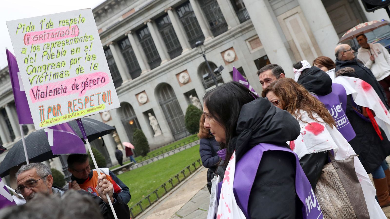 Foto: Concentración contra la violencia machista en el Paseo del Prado de Madrid. (EFE)