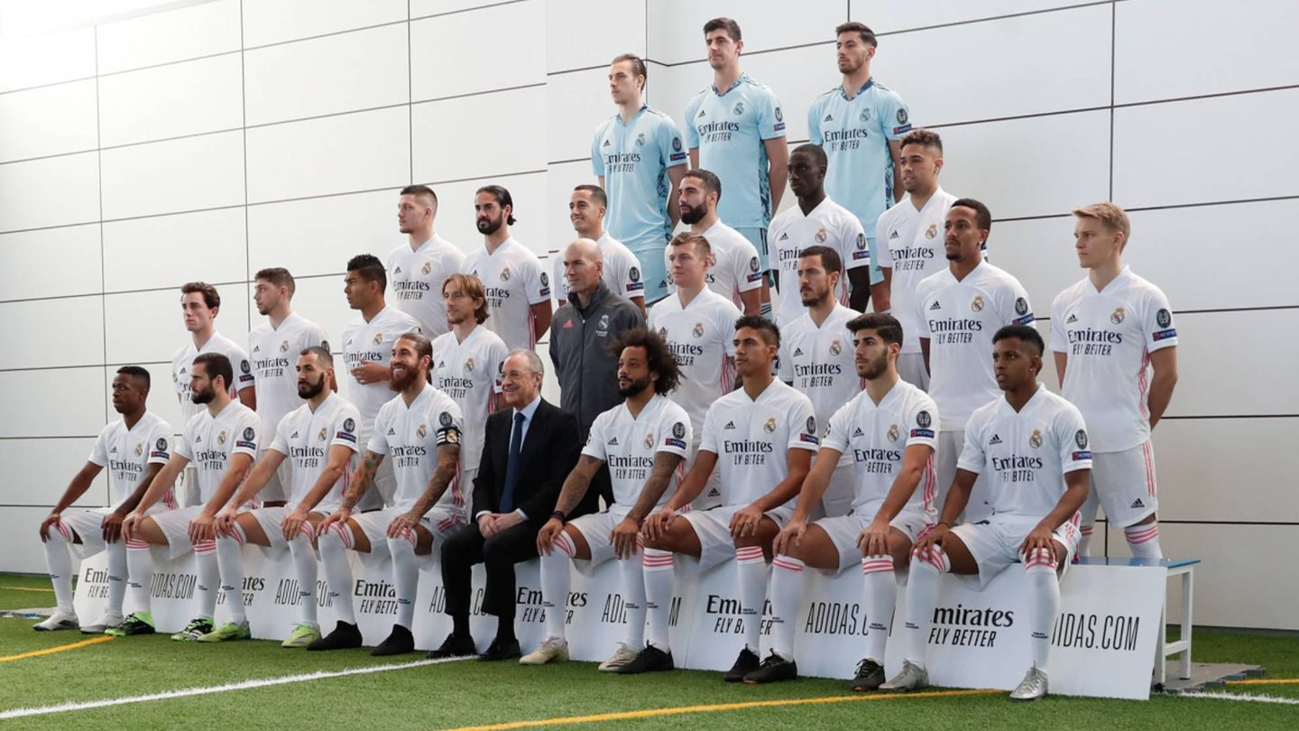 Florentino Pérez y la plantilla del Real Madrid en la foto oficial. (foto realmadrid)