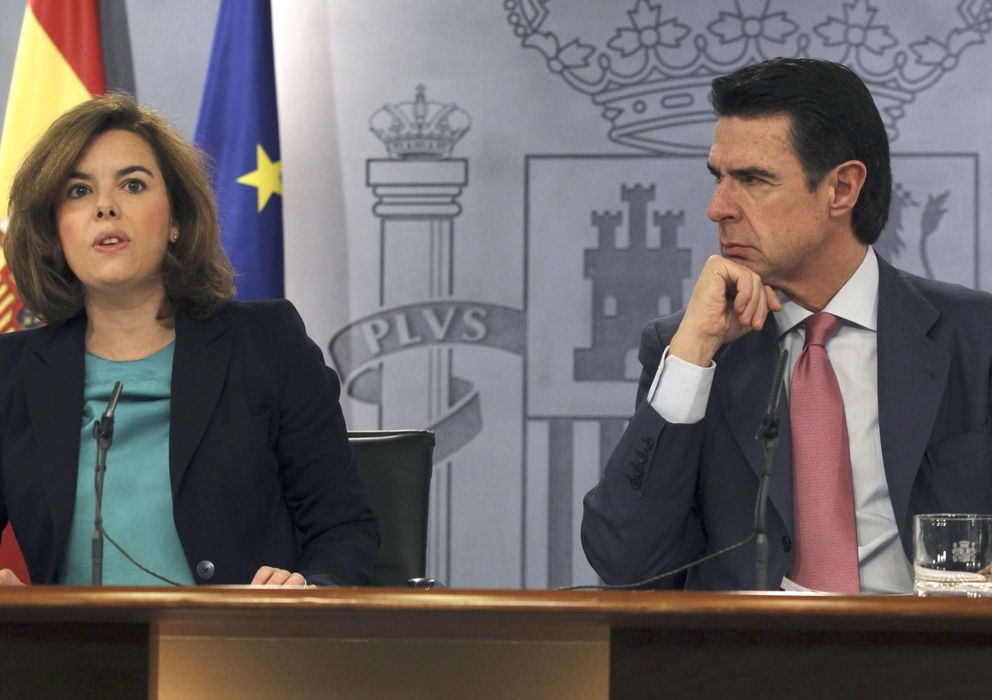 Foto: La vicepresidenta del Gobierno, Soraya Sáenz de Santamaría, junto al ministro de Industria, Energía y Turismo, José Manuel Soria (Efe)