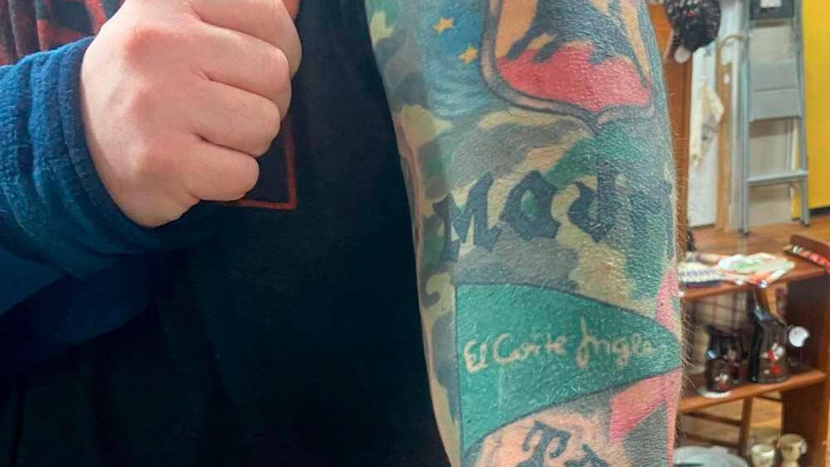 Un estadounidense con el logo de El Corte Inglés tatuado declara su amor por España
