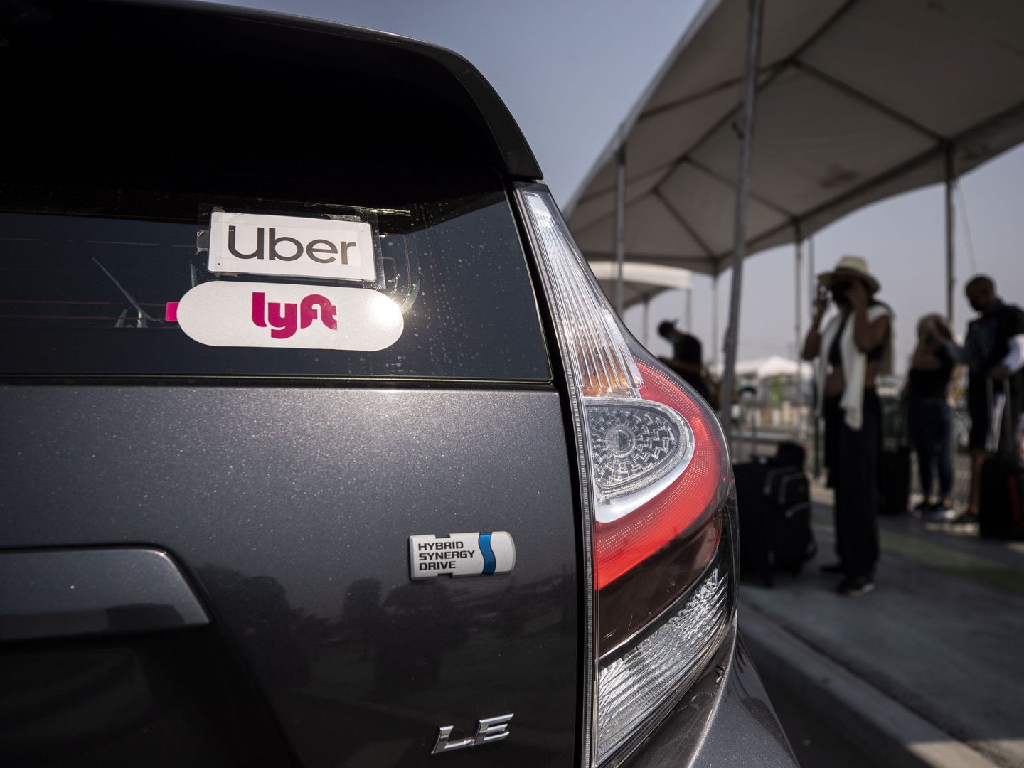 Un conductor de Uber y Lyft, en el aeropuerto de Los Ángeles. (Reuters)