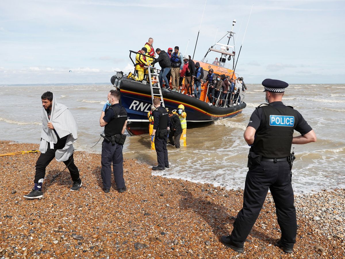 Foto: Migrantes llegando a las costas de Reino Unido en septiembre. (Reuters/Peter Nicholls)
