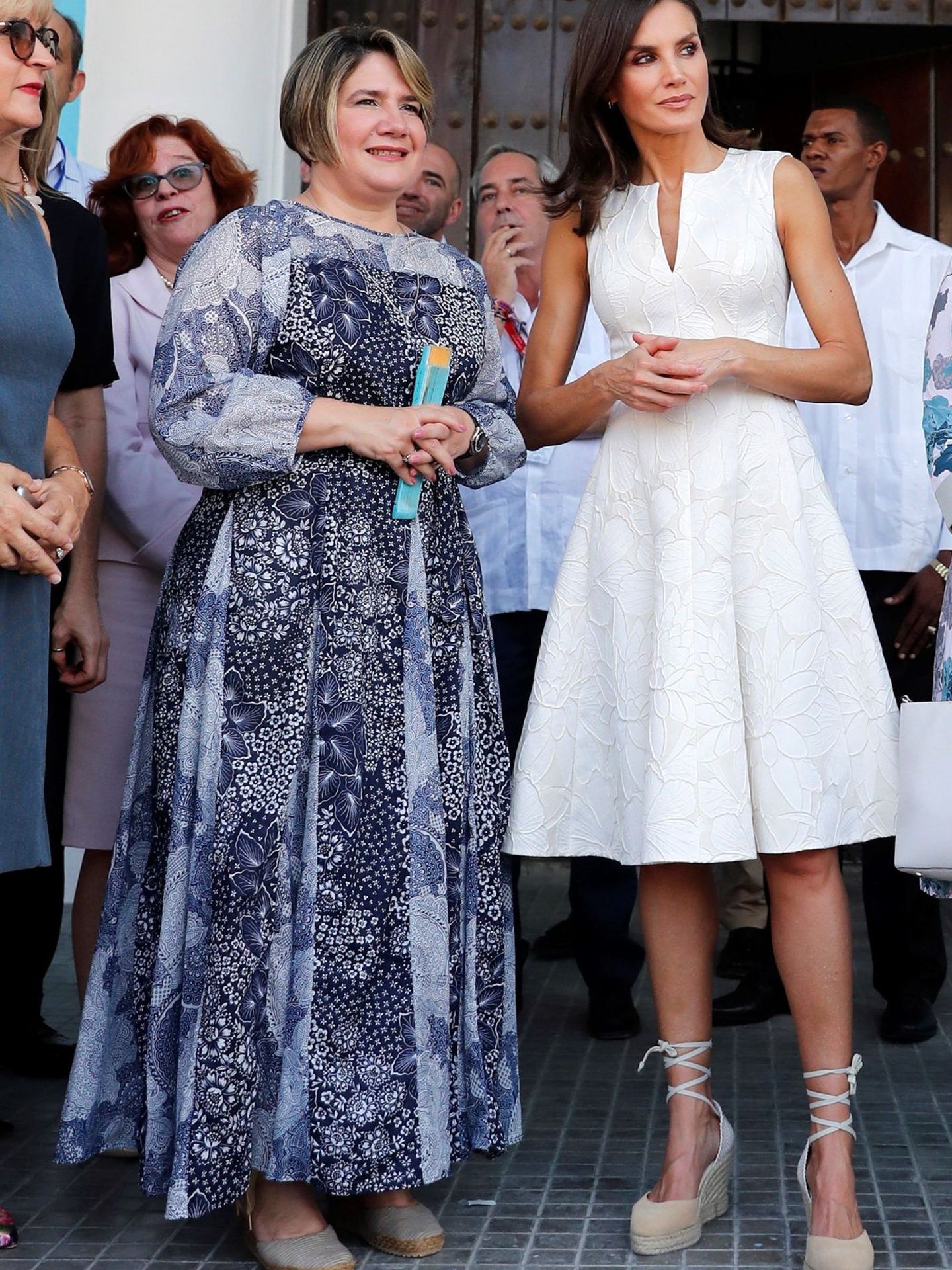 La reina Letizia junto a Lis Cuesta con motivo de la visita de Estado de tres días a Cuba. (EFE)