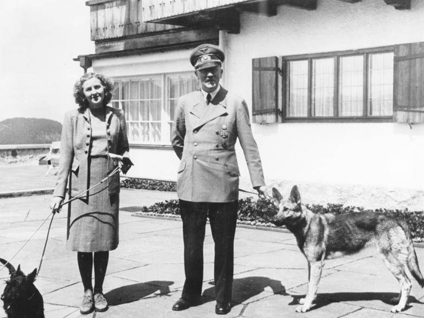 Adolf Hitler y Eva Braun con sus perros en el Berghof. (CC / Archivo Federal Alemán)