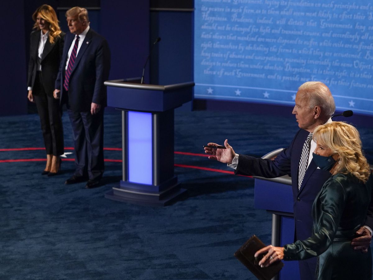 Foto: Los candidatos Trump (i) y Biden (d), junto a sus esposas, tras el primer debate presidencial. (Reuters)