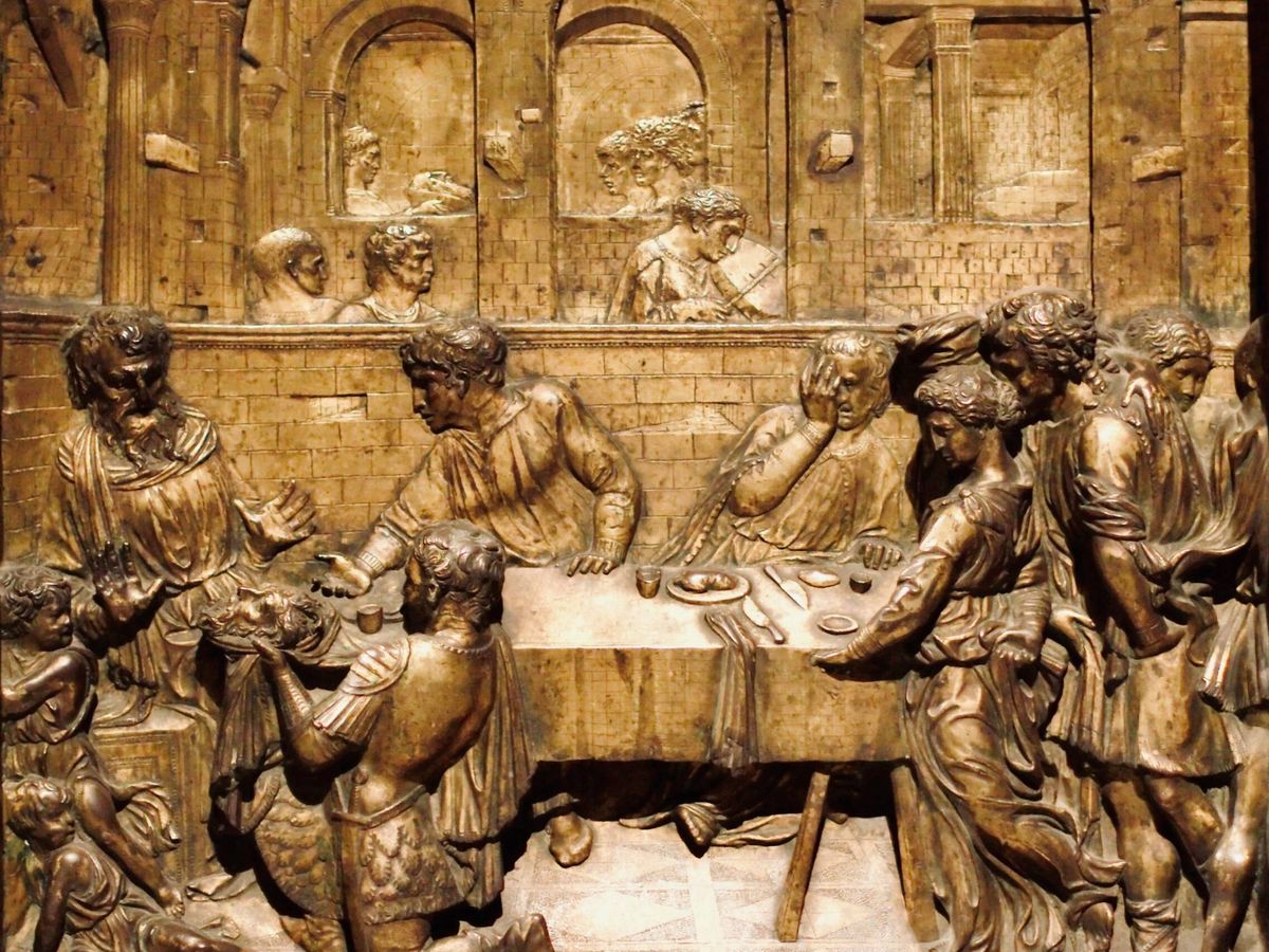 Foto: 'Convito di Erode', Donatello. 1423-27. Battisterio di San Giovanni, Siena.