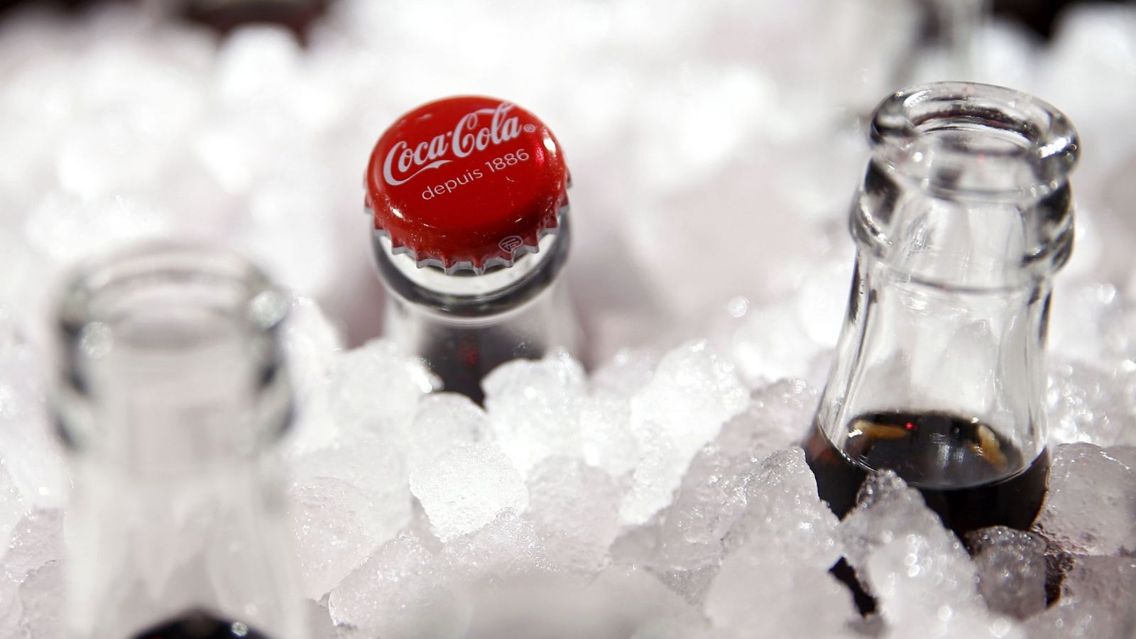 Foto: Imagen de archivo de tres botellas de Coca-Cola (Reuters)
