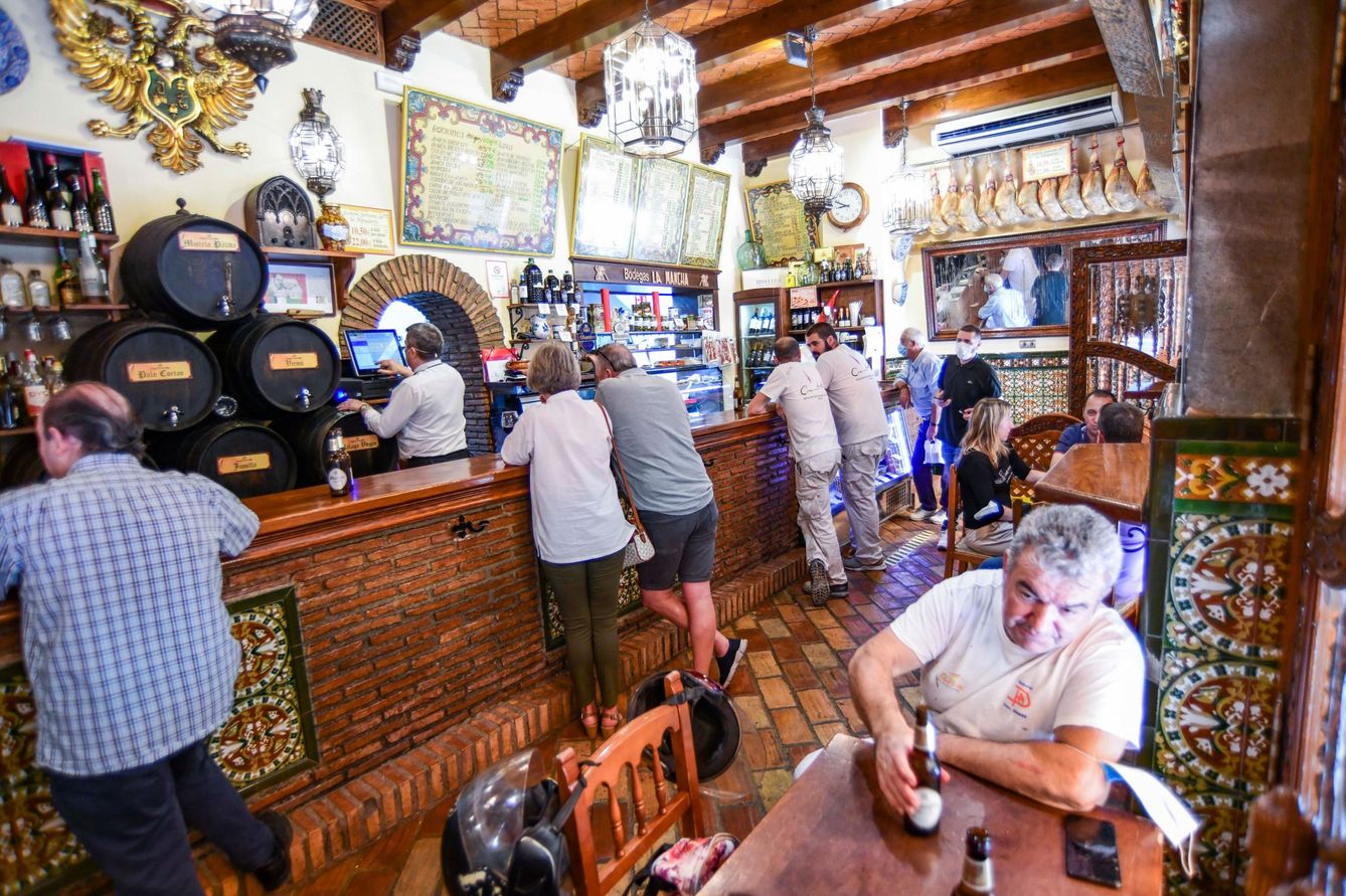 Vista del interior de un bar de Granada. (EFE/Miguel Ángel Molina)