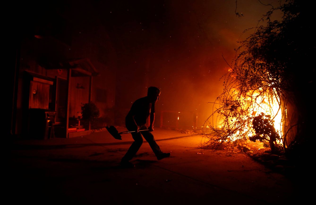 Un hombre lucha contra el fuego en Malibú. (Reuters)