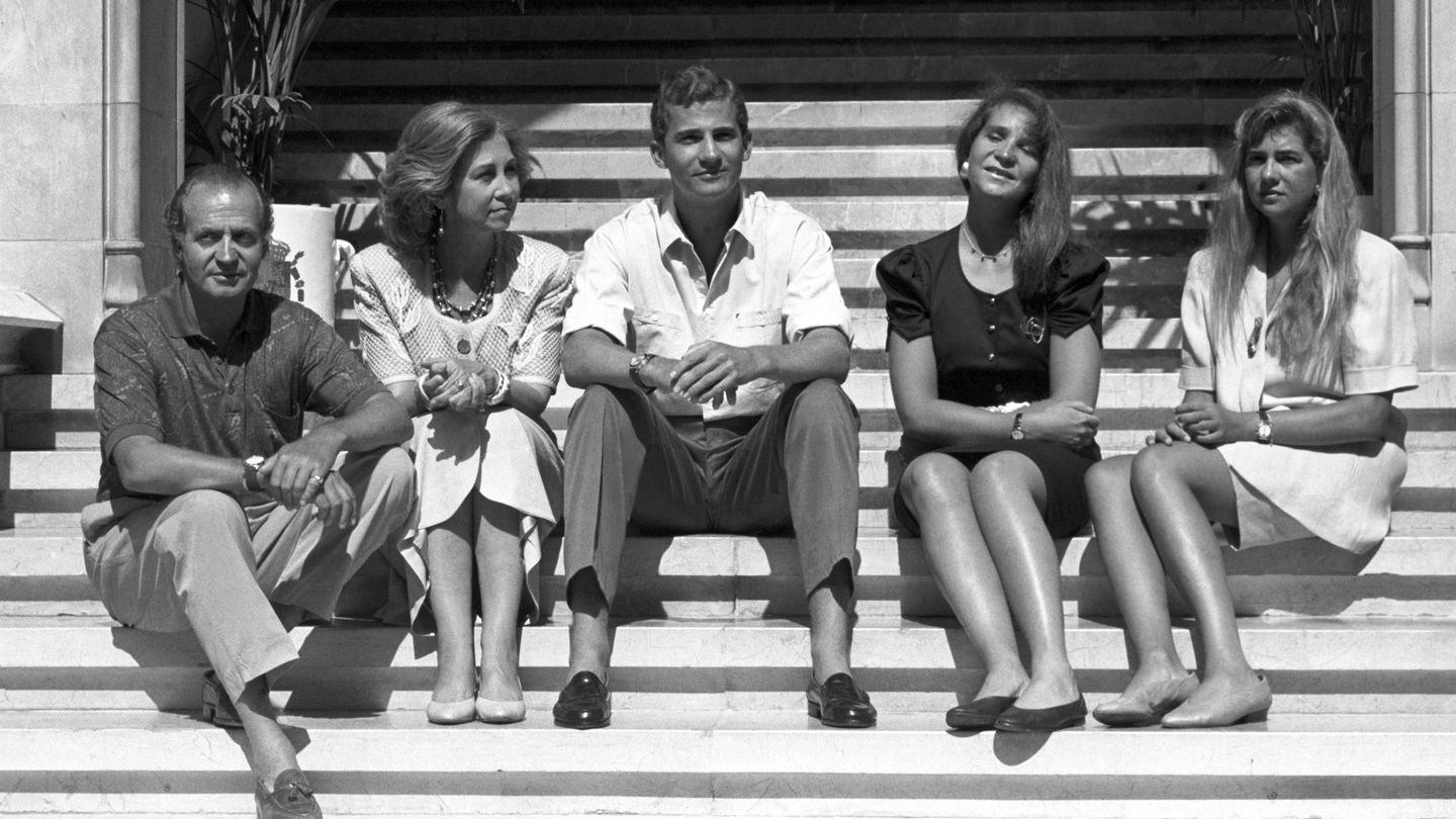 El rey Juan Carlos, la reina Sofía, el entonces príncipe Felipe y las infantas Elena y Cristina, en el verano de 1990 en la Almudaina. (EFE)