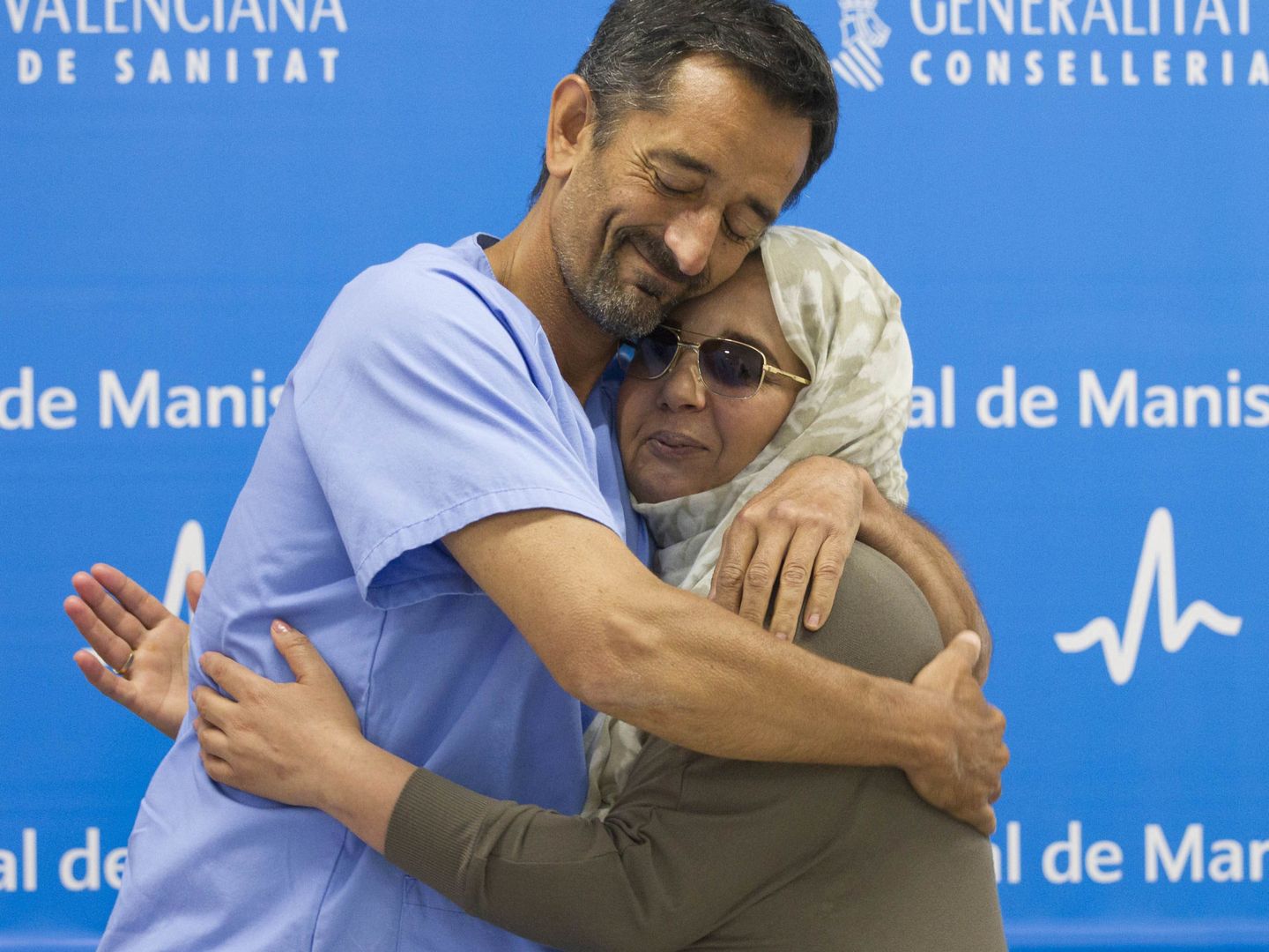 Pedro Cavadas se abraza a Samira Benhar, a quien le reconstruyó el rostro. (EFE)