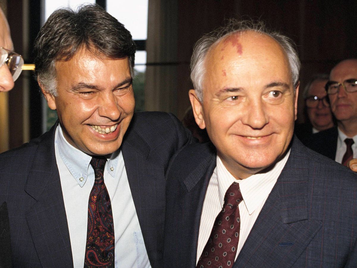 Foto: Felipe González y Gorbachov durante el Congreso de la Internacional Socialista de Berlín, en 1992. (Getty/Corbis/Matias Nieto)