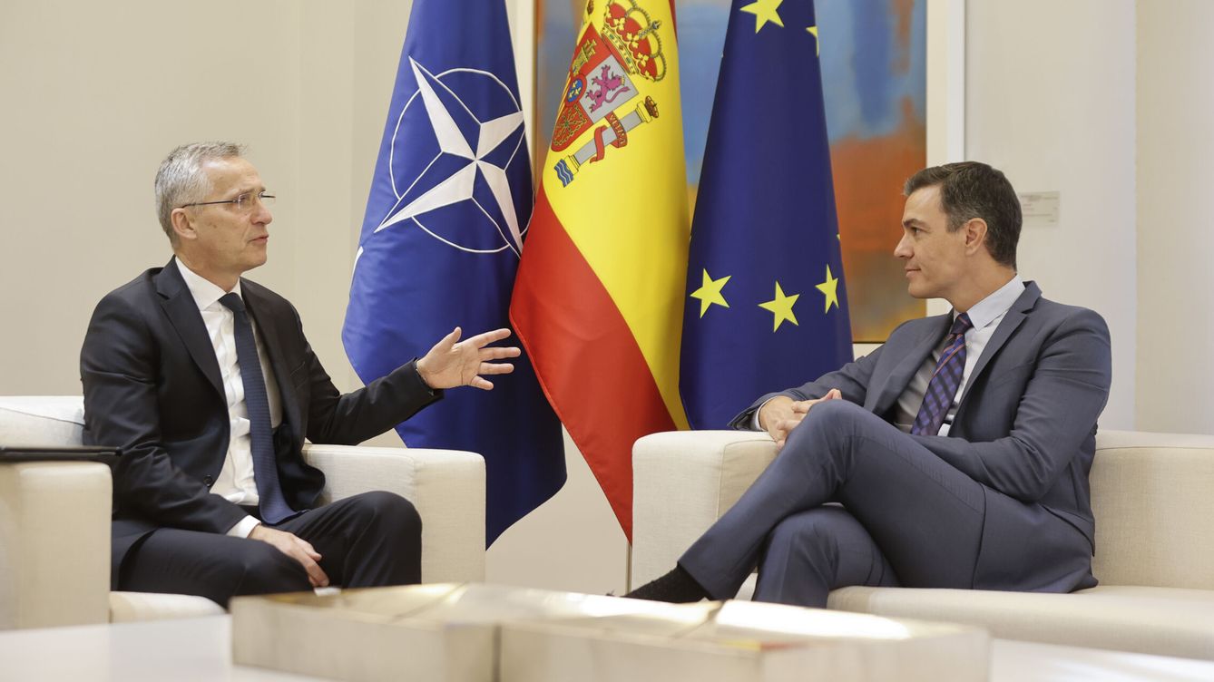 Foto: Sánchez, en una reunión en Moncloa con el secretario general de la OTAN, Stoltenberg. (EFE/Emilio Naranjo)