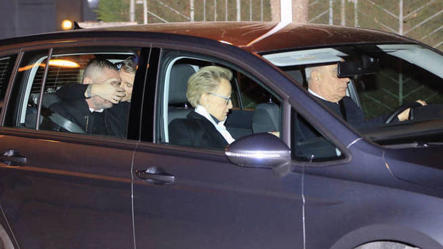 Martha en el funeral de Bimba Bosé llevando en su coche a David Delfín y su novio Pablo. (Gtres)