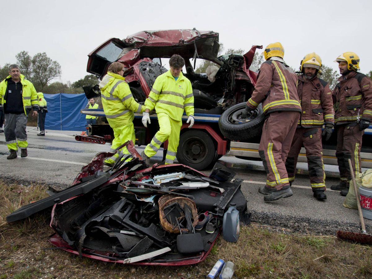 Foto: Imagen de archivo de un accidente de tráfico ocurrido en España, donde murieron siete personas. (EFE)
