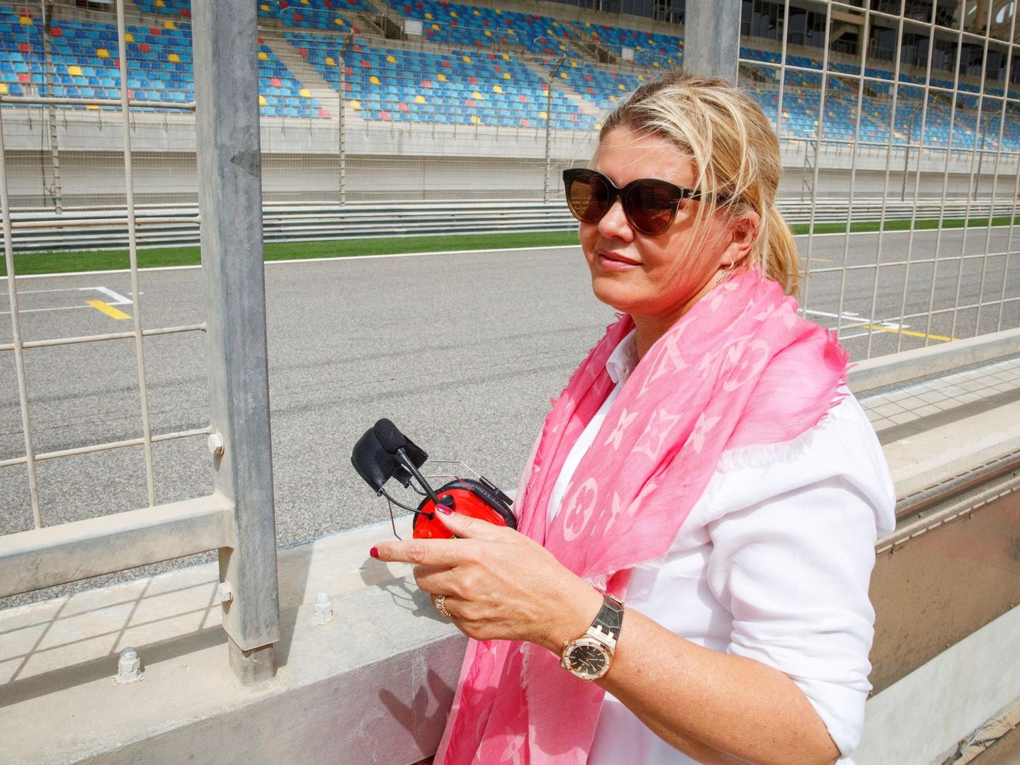 Corinna viendo la prueba de su hijo con Ferrari. (EFE)