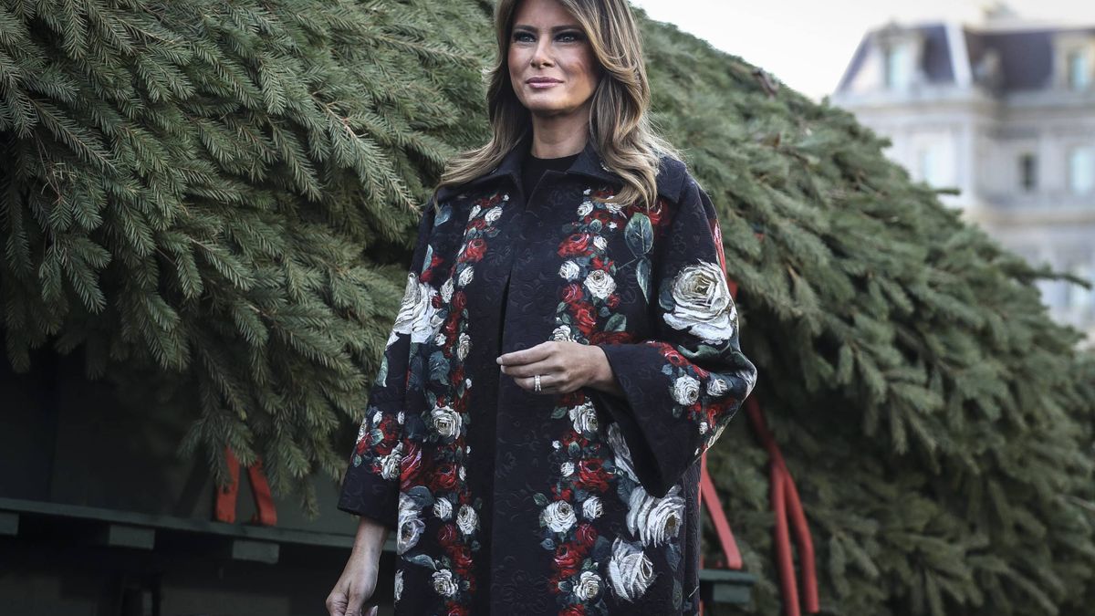 El abrigo 'arty' con el que Melania Trump recibe al árbol navideño de la Casa Blanca