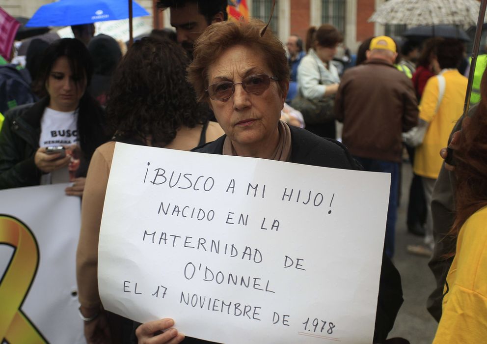 Foto: Una de las víctimas pertenecientes a la asociación SOS bebés robados de Madrid, durante una concentración celebrada el pasado mes de octubre. (EFE)