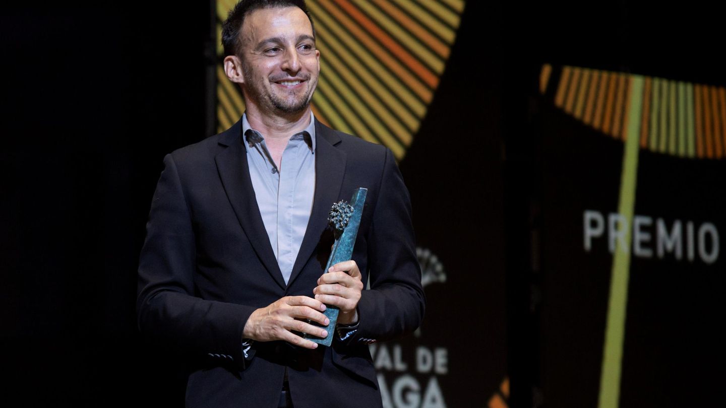 El director Alejandro Amenábar recibe el premio Málaga durante el festival de cine de la ciudad. (EFE/Daniel Pérez)