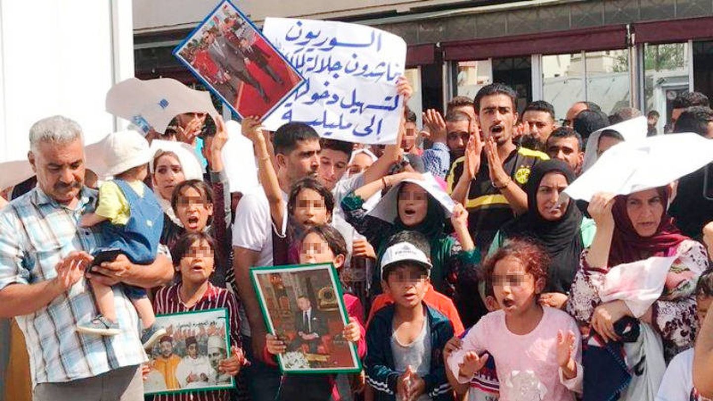 Manifestación de refugiados sirios en Beni Enzar. Piden con carteles al rey de Marruecos que les permita cruzar la frontera y presentarse en la oficina de asilo abierta por el Ministerio del Interior.