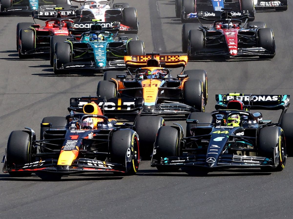 Foto: Verstappen superó a Hamilton en la primera curva. (Reuters/Bernadett Szabo)