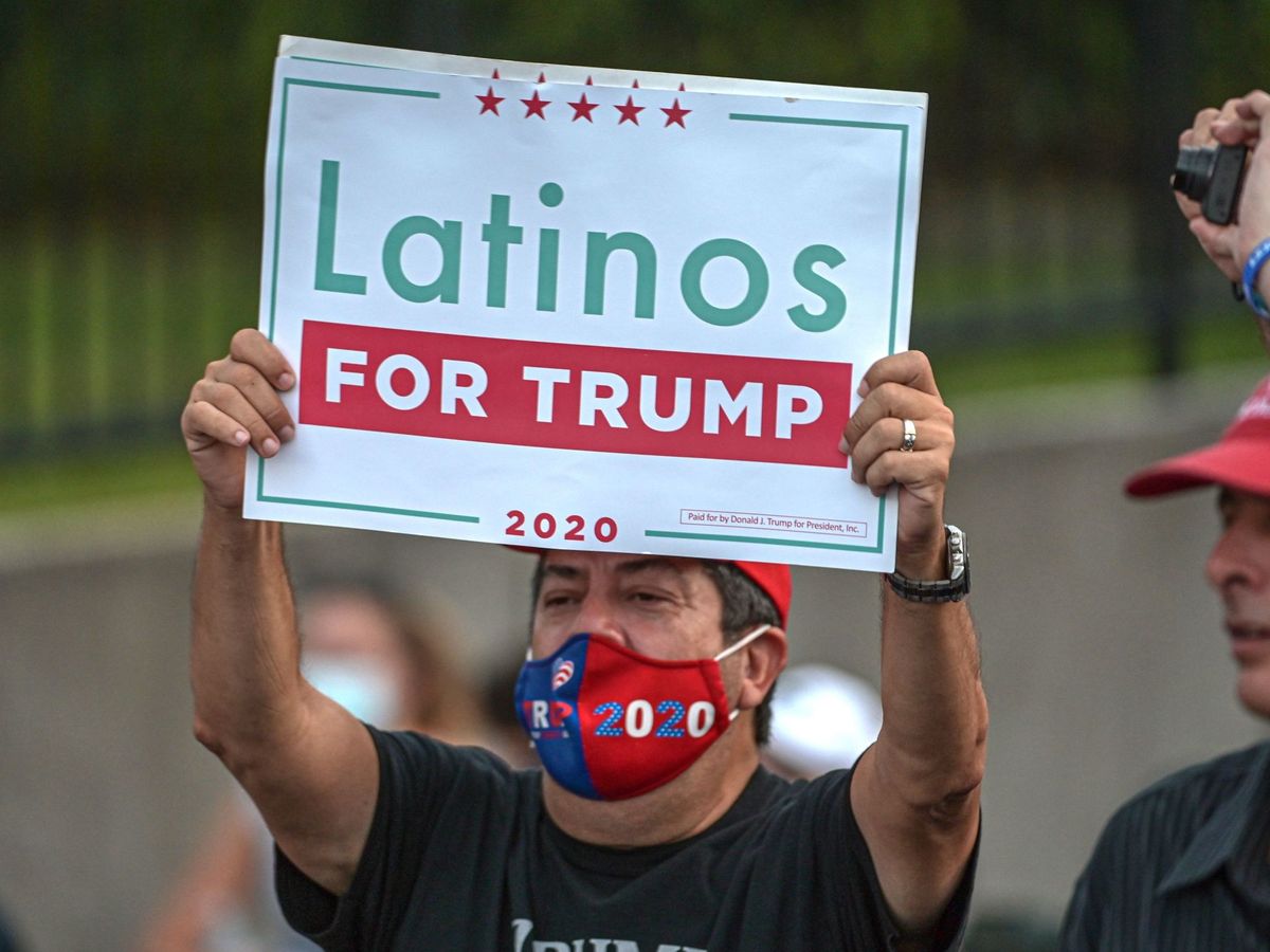 Foto: Cartel de 'Latinos por Trump'. (Reuters)
