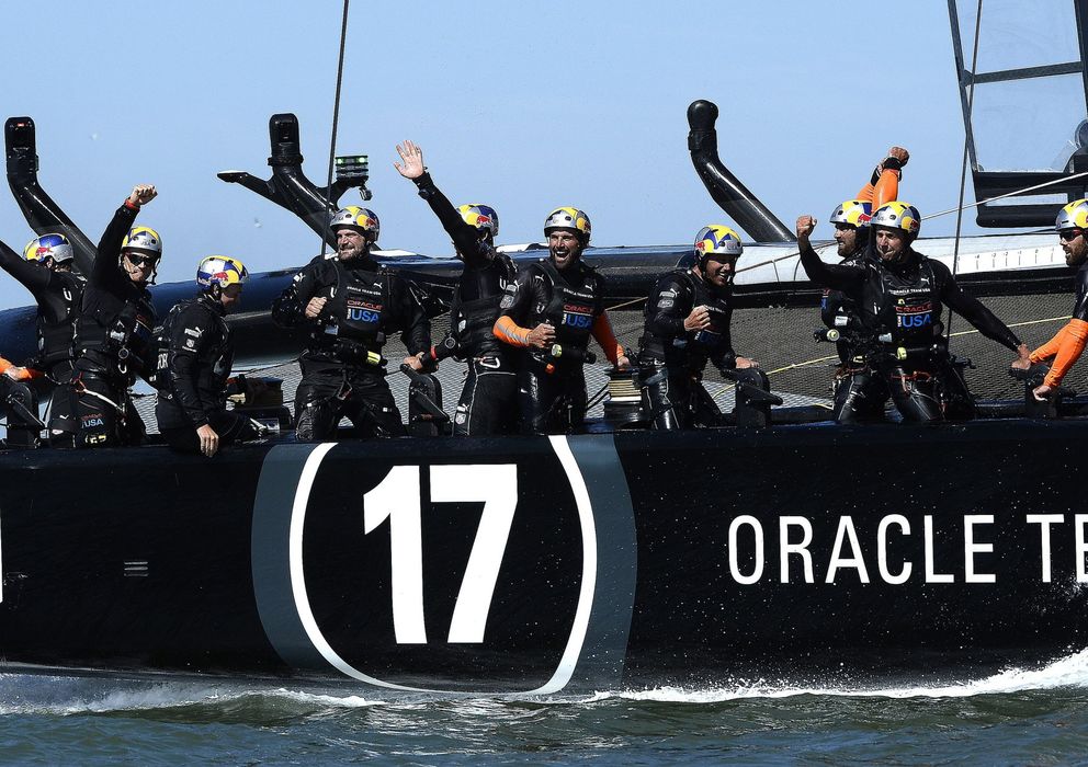 Foto: Los miembros del equipo Oracle celebran la victoria de su equipo.