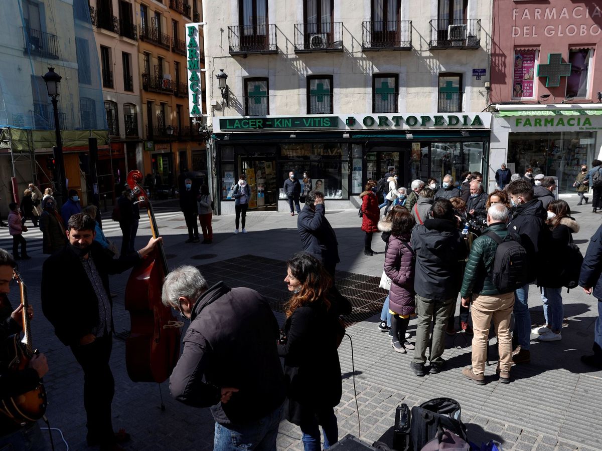 Foto: Vecinos del distrito centro protestan contra los pisos turísticos, en Madrid, el pasado mes de marzo. (Chema Moya/EFE)
